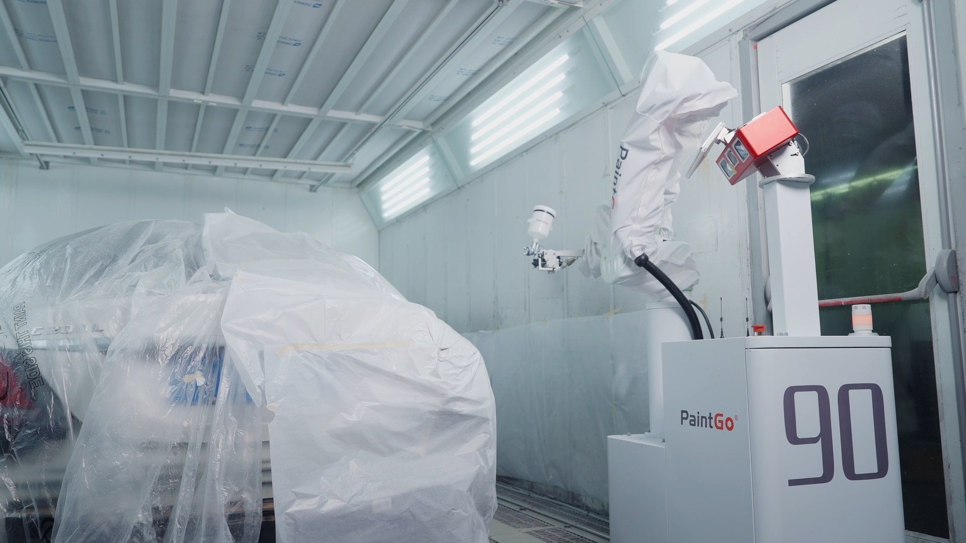 Робот PaintGo PG-90 в покрасочной камере