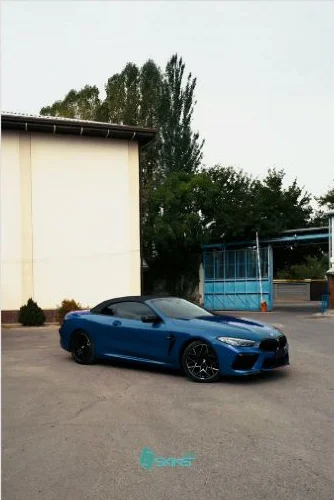 BMW M8 Cabriolet в синем жидком полиуретане — Skins 360